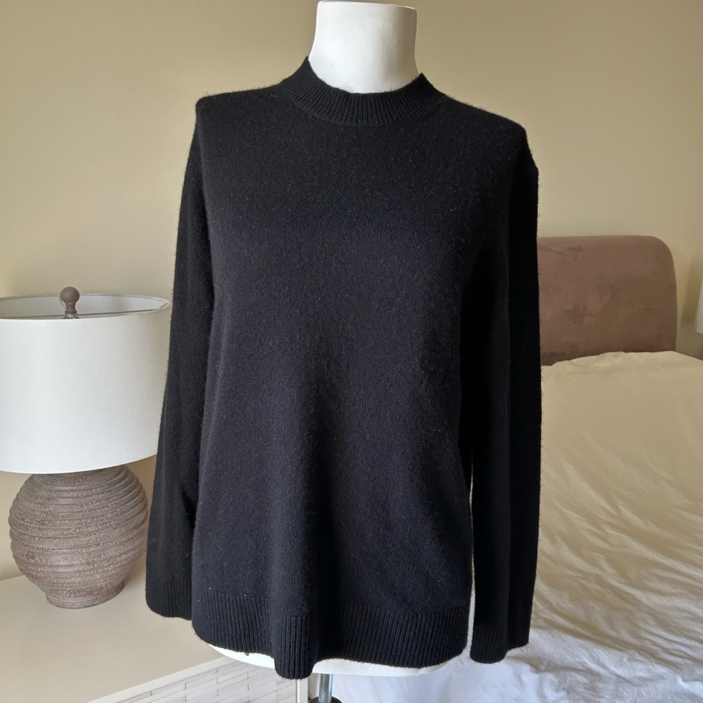 Women’s Theory Cashmere Crewneck Sweater in Black
